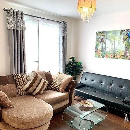 2-Bedrooms Apartment, Lounge, Balcony Londra Dış mekan fotoğraf