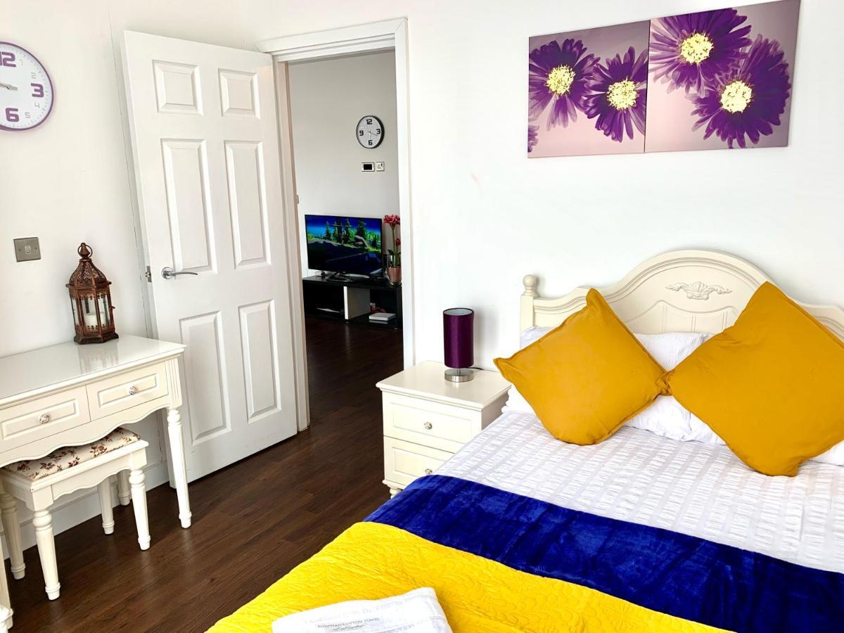 2-Bedrooms Apartment, Lounge, Balcony Londra Dış mekan fotoğraf