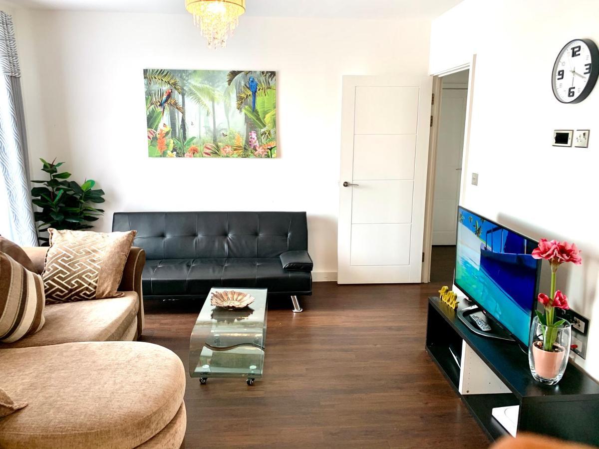 2-Bedrooms Apartment, Lounge, Balcony Londra Dış mekan fotoğraf